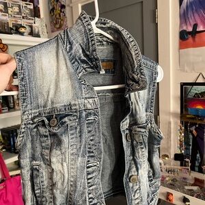 • Denim cropped vest size women’s small GREAT CONDITION!